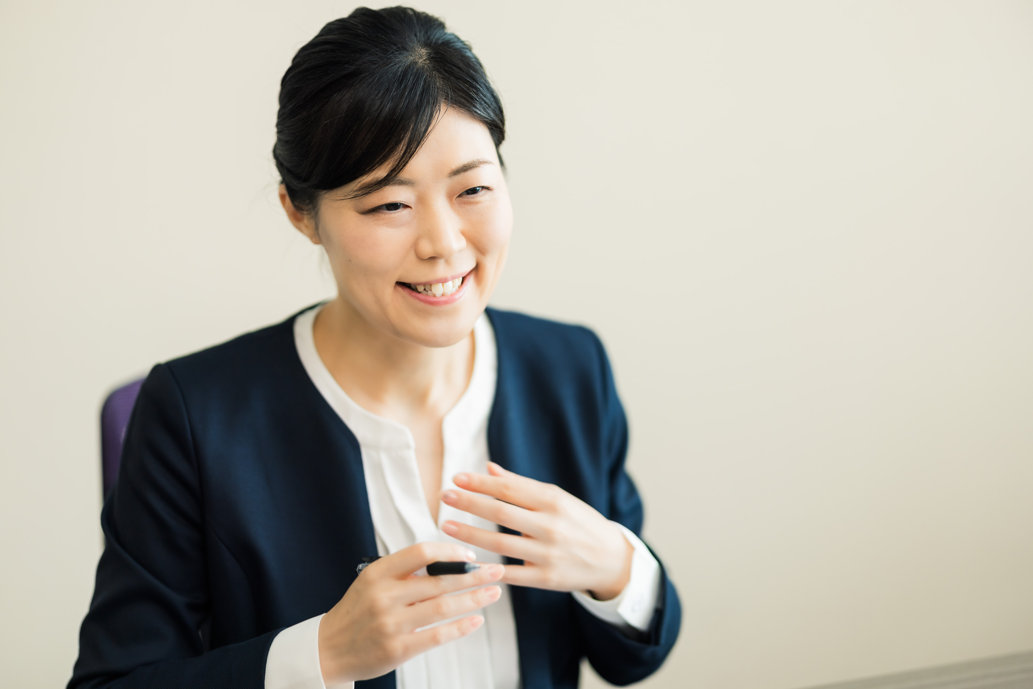 インタビューに応じる木下さん。笑顔で話しながら手振りを交えて説明している様子。