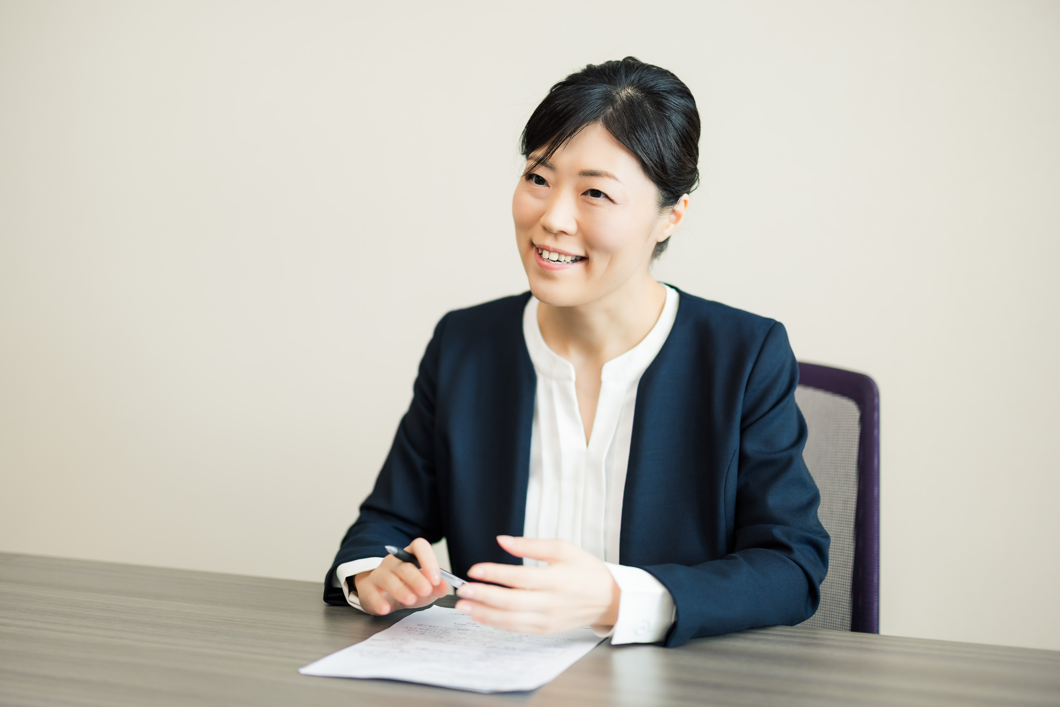 インタビューに応じる木下さん。笑顔で話しながら手振りを交えて説明している様子。
