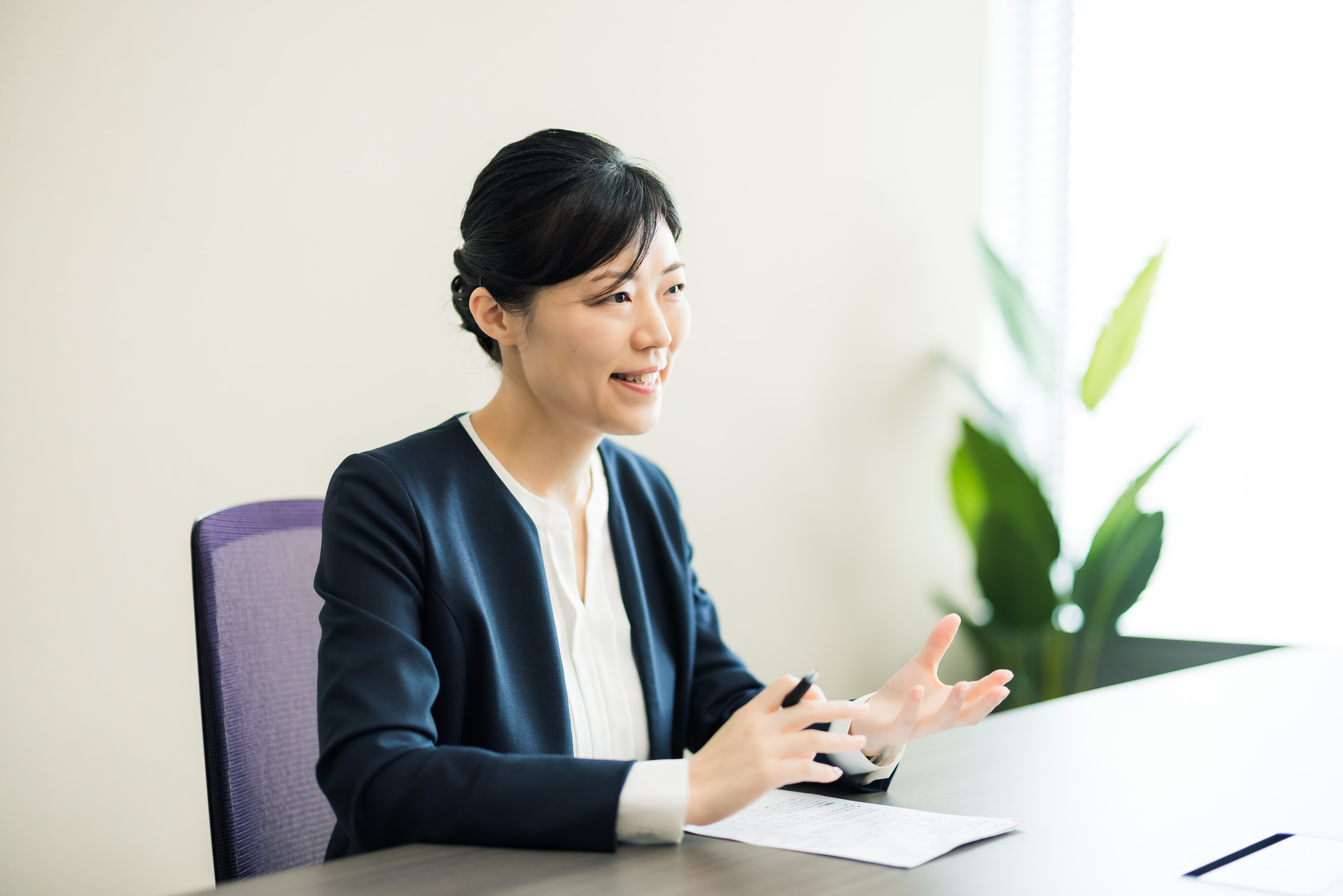 インタビューに応じる木下さん。笑顔で話しながら手振りを交えて説明している様子。